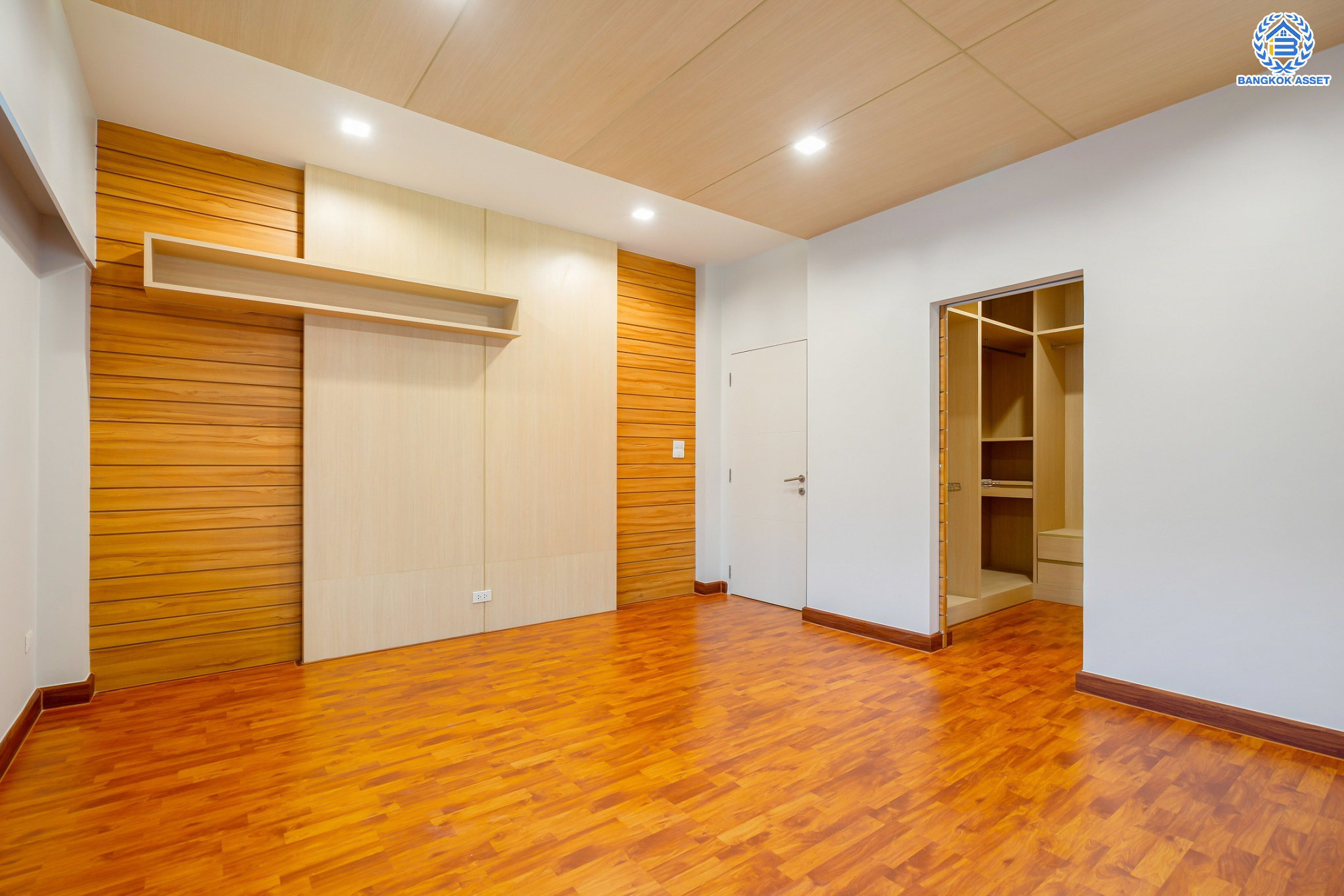 บ้านมือสองตกแต่งใหม่ ม.เพอร์เฟคเพลส แจ้งวัฒนะ บ้านเดี่ยวหลังใหญ่ เนื้อที่ 61.9 ตร.ว. ฟังก์ชัน 3 ห้องนอน 4 ห้องน้ำ 1 ห้องแม่บ้าน จอดรถได้ 2 คัน รองรับทุกการอยู่อาศัย บนทำเลศักยภาพ ใกล้เซ็นทรัลแจ้งวัฒนะ ทางด่วน และรถไฟฟ้าสายสีชมพู "สถานีแยกปากเกร็ด"